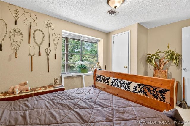 1329 Oakdale Drive, Bartlesville, OK 74006