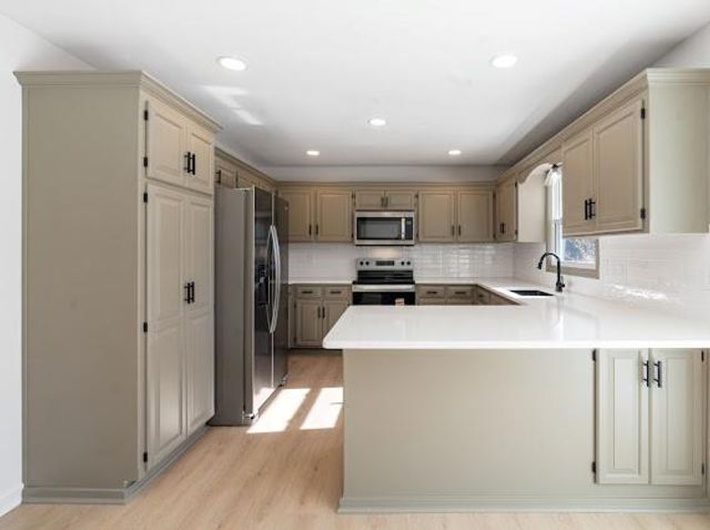 1225 Kenwood Drive, Lee's Summit, MO 64064