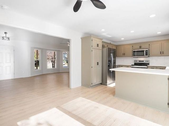 1225 Kenwood Drive, Lee's Summit, MO 64064