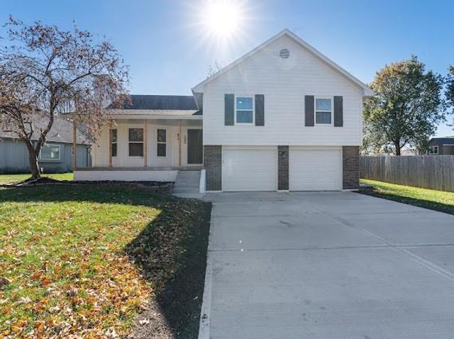 1225 Kenwood Drive, Lee's Summit, MO 64064