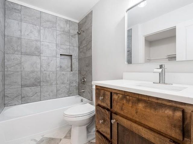 1225 Kenwood Drive, Lee's Summit, MO 64064