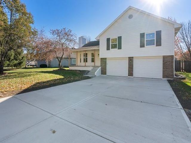 1225 Kenwood Drive, Lee's Summit, MO 64064