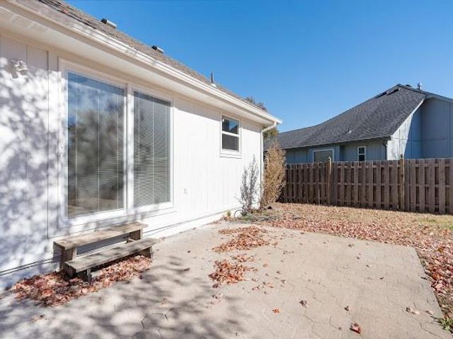 1225 Kenwood Drive, Lee's Summit, MO 64064