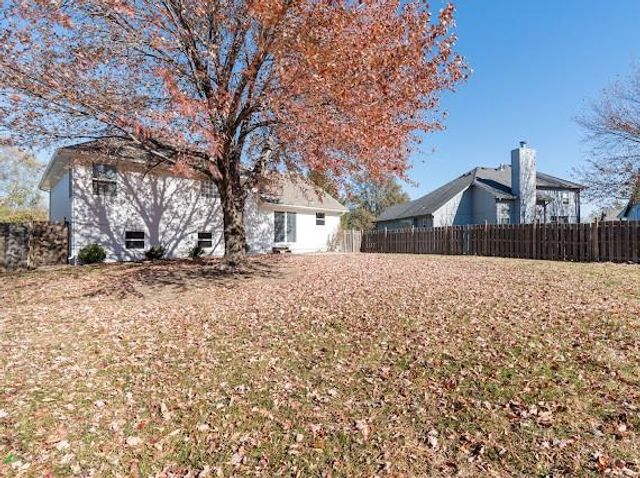 1225 Kenwood Drive, Lee's Summit, MO 64064