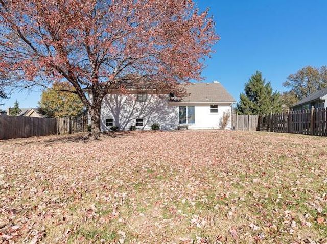 1225 Kenwood Drive, Lee's Summit, MO 64064