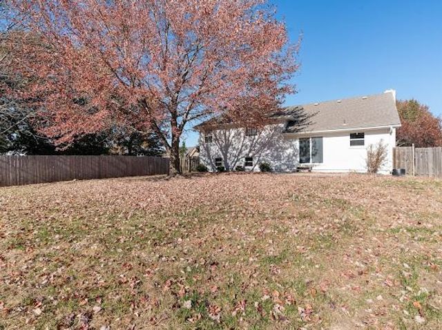 1225 Kenwood Drive, Lee's Summit, MO 64064