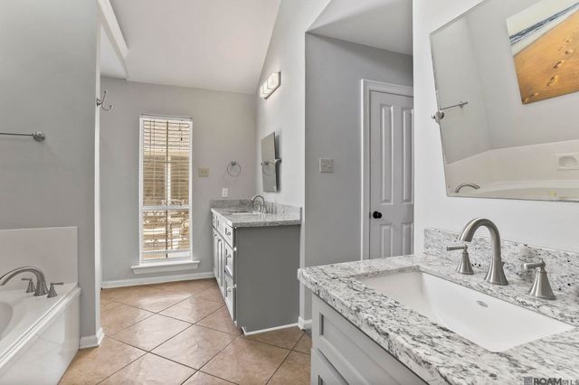 5364 River Meadow Dr, Baton Rouge, LA 70820