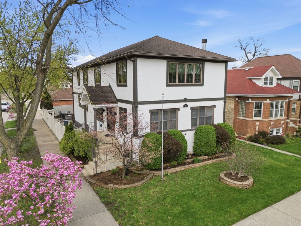 Image 1 of property listing at 7256 W Ibsen Street, Chicago, IL 60631
