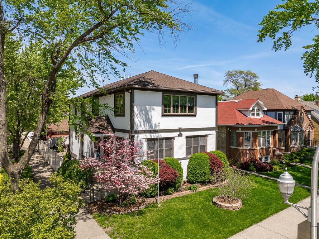 Image 2 of property listing at 7256 W Ibsen Street, Chicago, IL 60631