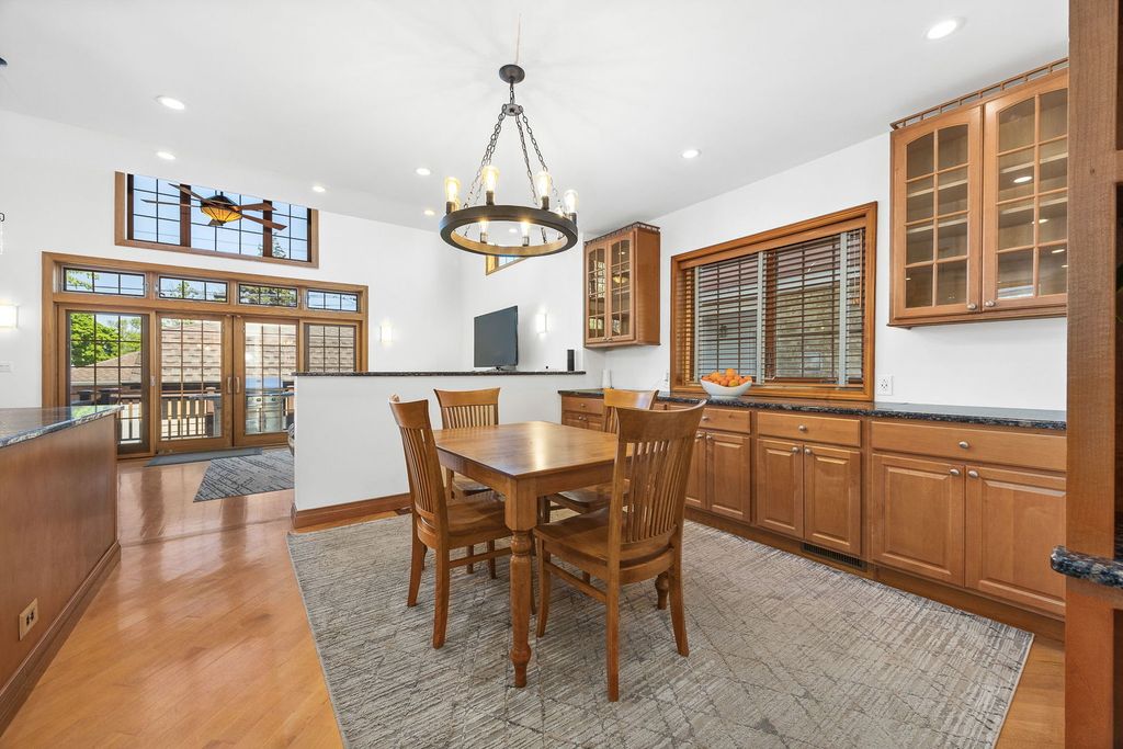 Image 11 of property listing at 7256 W Ibsen Street, Chicago, IL 60631