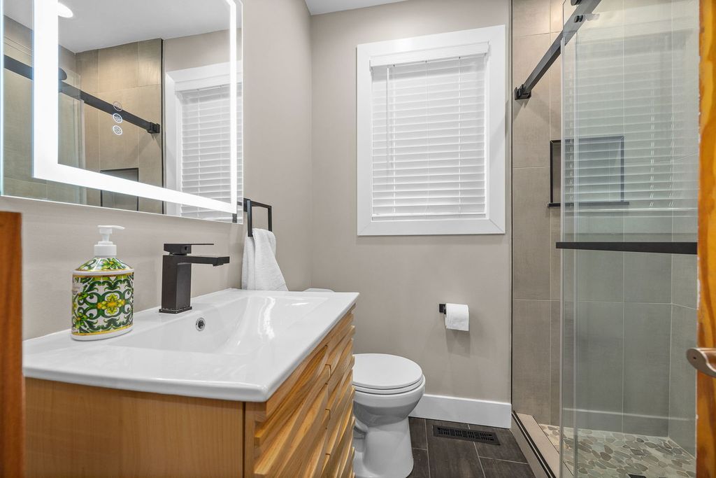 Image 16 of property listing at 7256 W Ibsen Street, Chicago, IL 60631