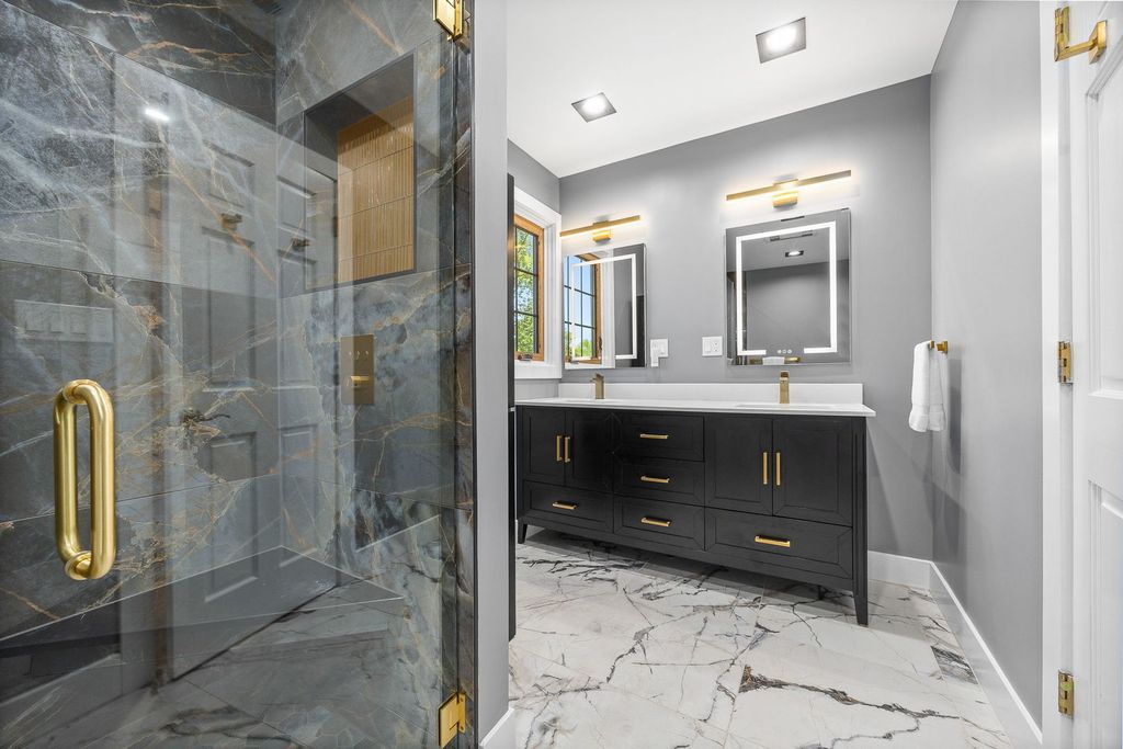 Image 20 of property listing at 7256 W Ibsen Street, Chicago, IL 60631