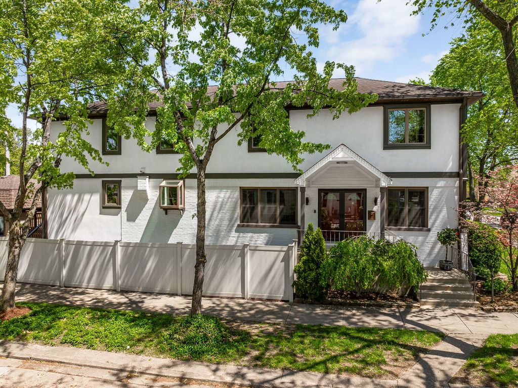 Image 3 of property listing at 7256 W Ibsen Street, Chicago, IL 60631