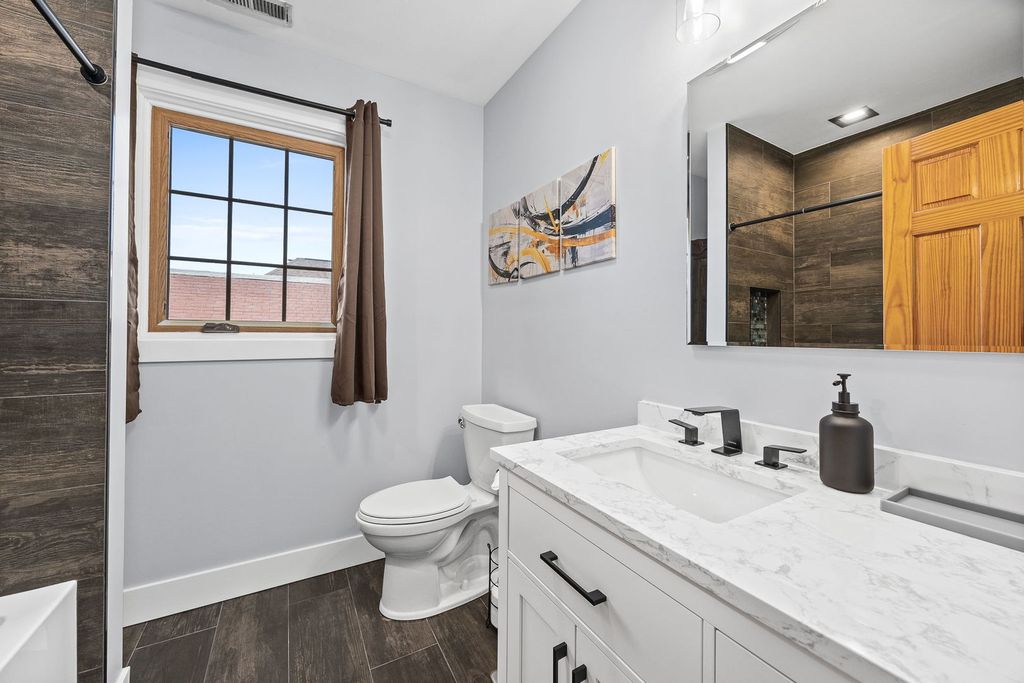 Image 24 of property listing at 7256 W Ibsen Street, Chicago, IL 60631