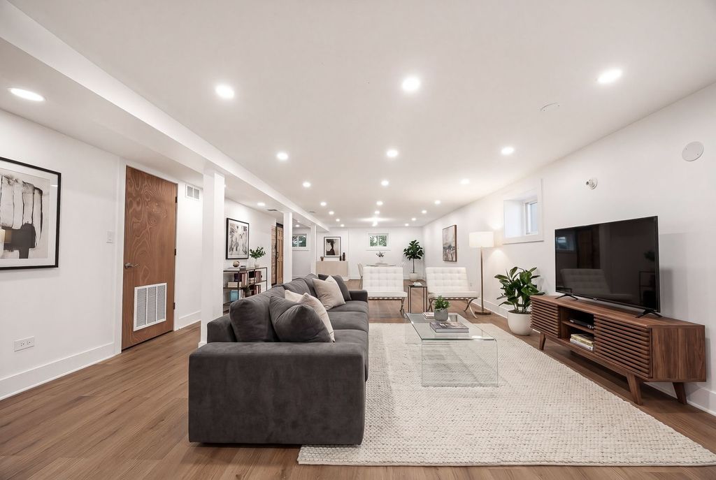 Image 26 of property listing at 7256 W Ibsen Street, Chicago, IL 60631
