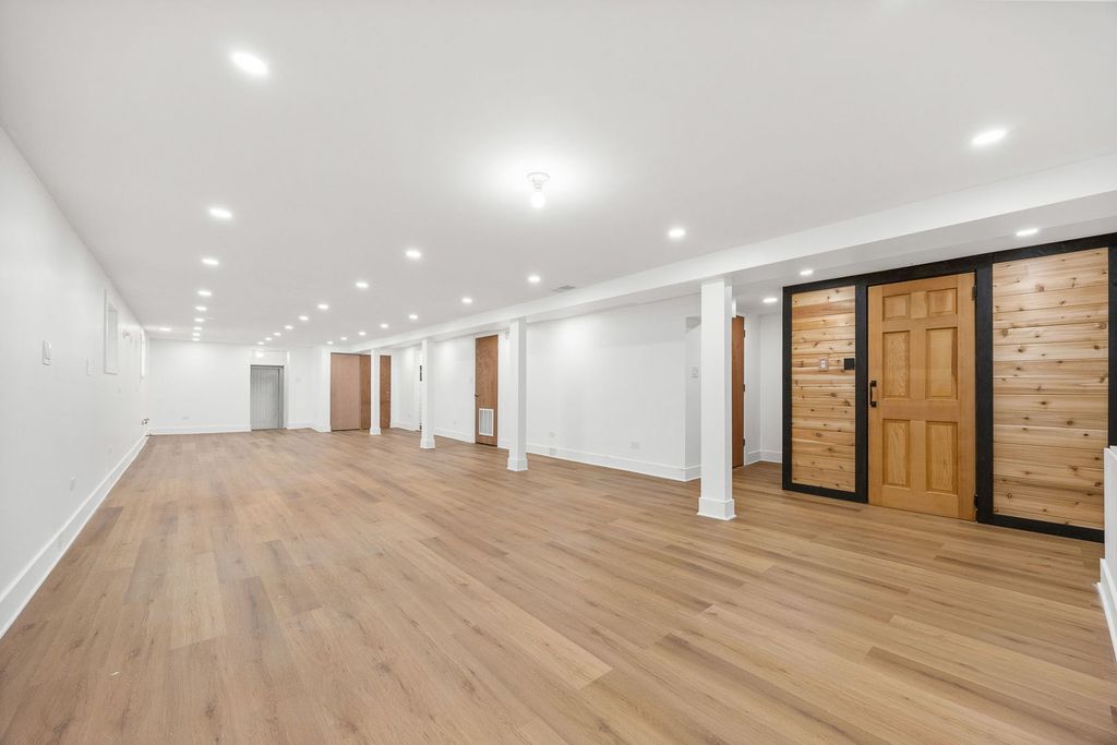 Image 27 of property listing at 7256 W Ibsen Street, Chicago, IL 60631