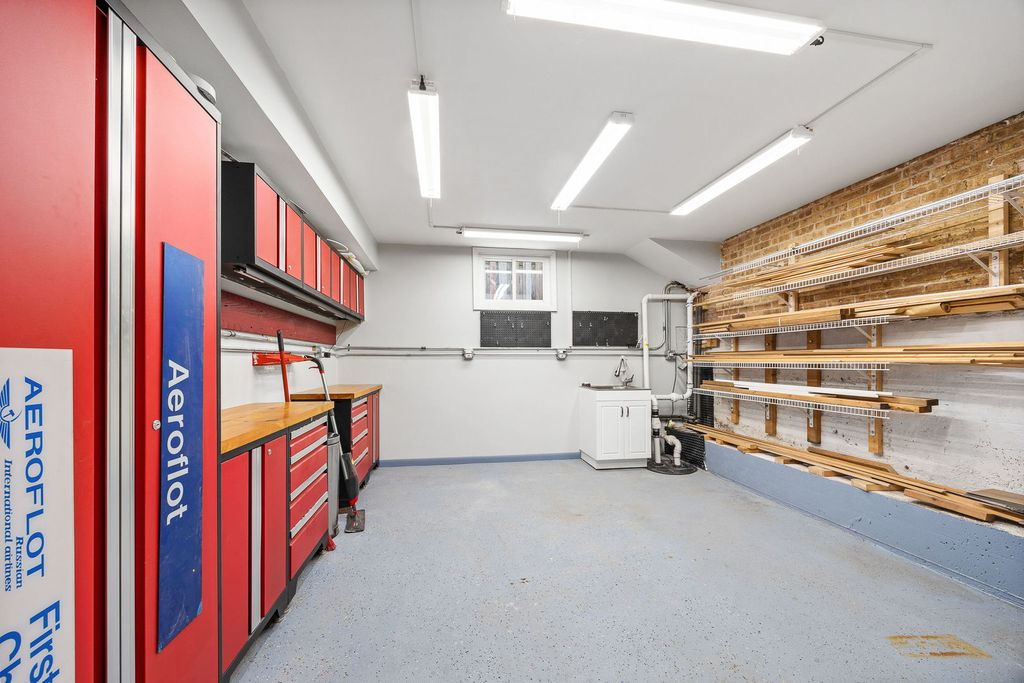 Image 30 of property listing at 7256 W Ibsen Street, Chicago, IL 60631