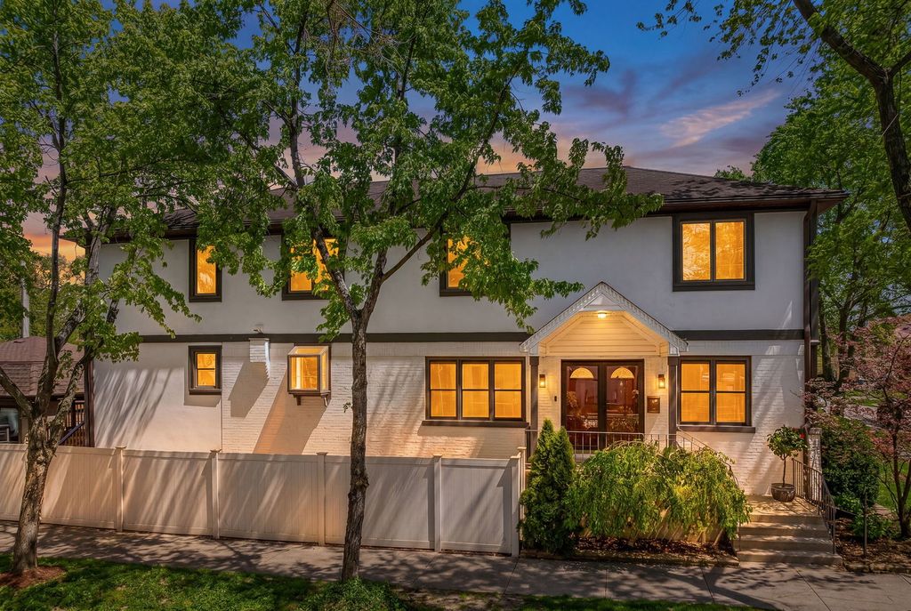 Image 4 of property listing at 7256 W Ibsen Street, Chicago, IL 60631