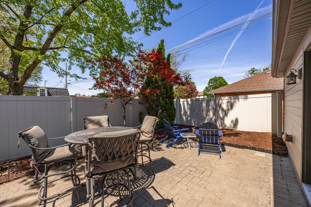 Image 34 of property listing at 7256 W Ibsen Street, Chicago, IL 60631