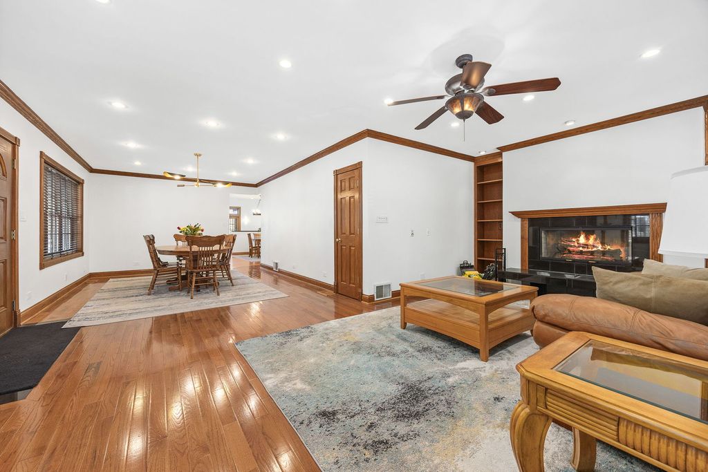 Image 5 of property listing at 7256 W Ibsen Street, Chicago, IL 60631