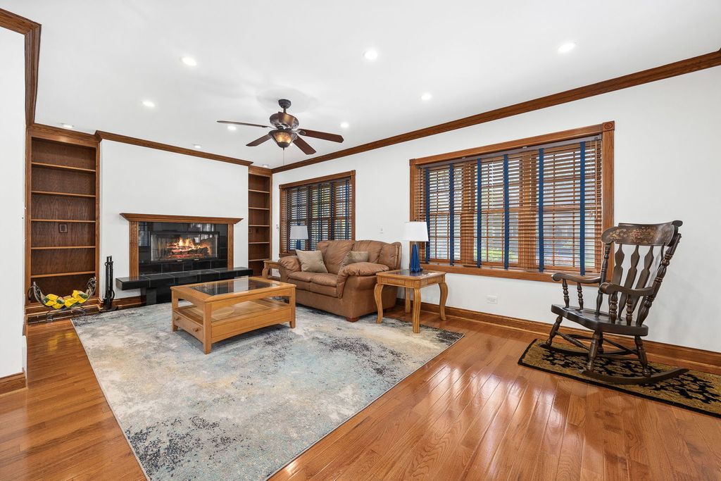 Image 6 of property listing at 7256 W Ibsen Street, Chicago, IL 60631