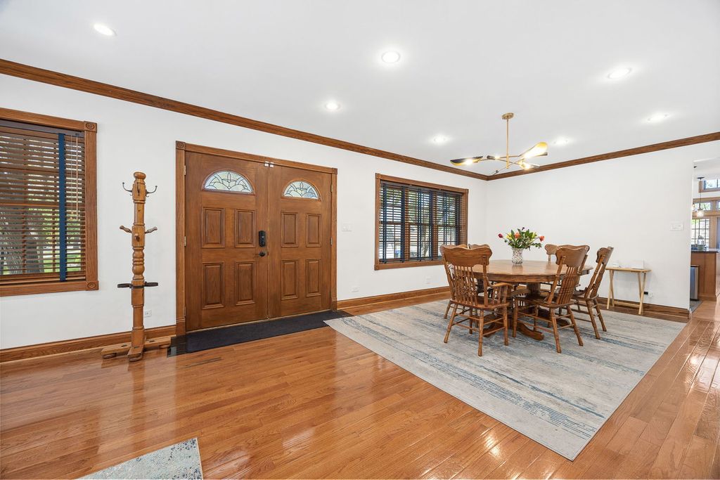 Image 7 of property listing at 7256 W Ibsen Street, Chicago, IL 60631