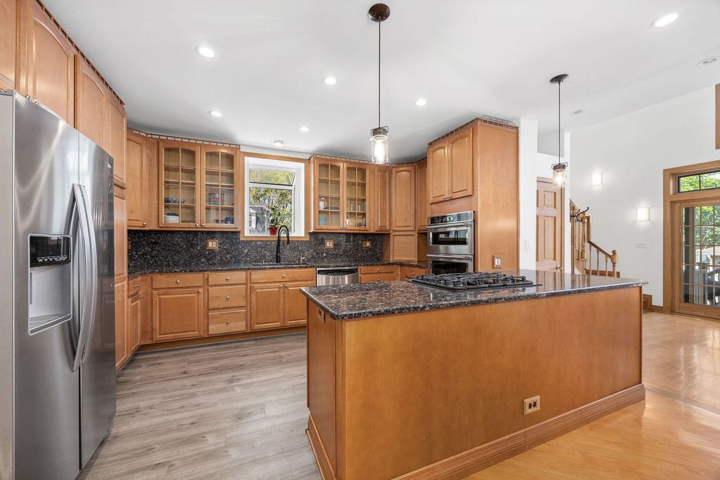 Image 8 of property listing at 7256 W Ibsen Street, Chicago, IL 60631