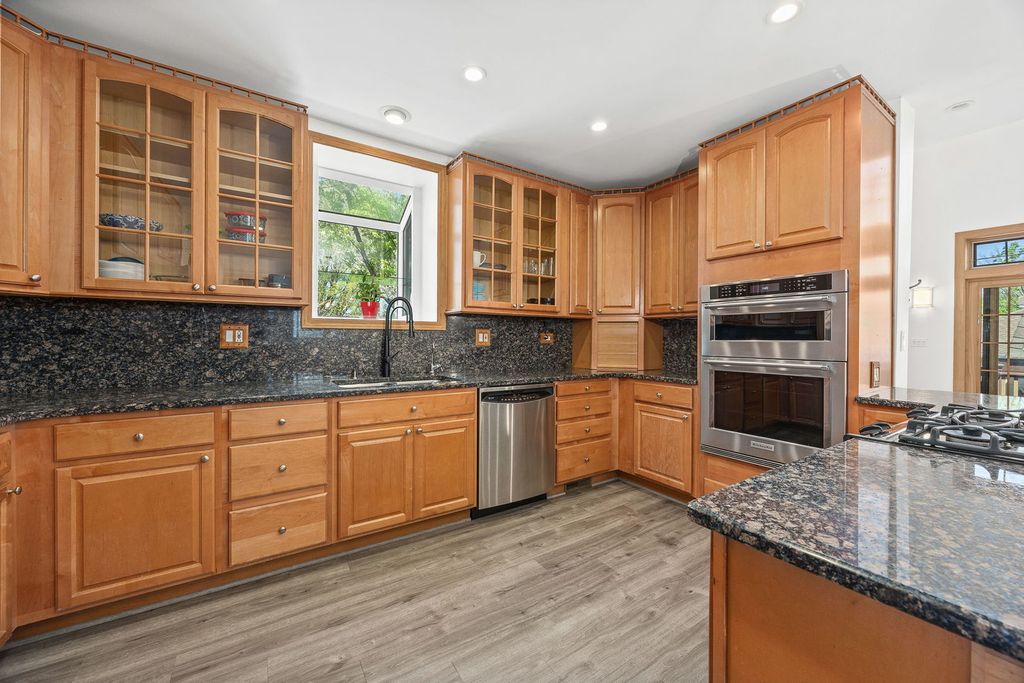 Image 9 of property listing at 7256 W Ibsen Street, Chicago, IL 60631