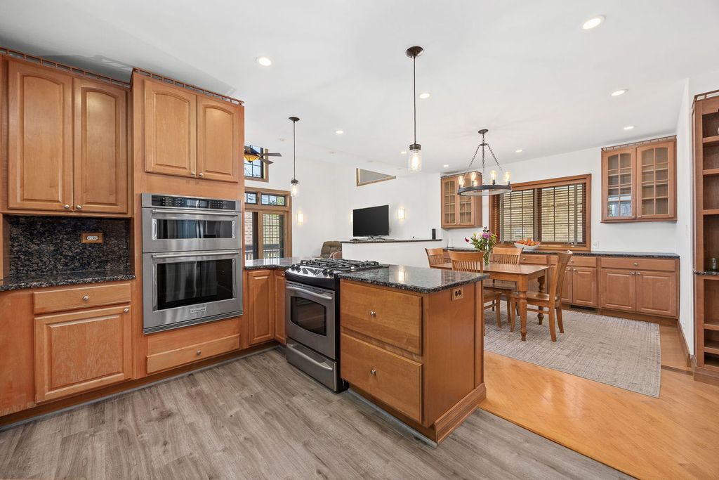 Image 10 of property listing at 7256 W Ibsen Street, Chicago, IL 60631