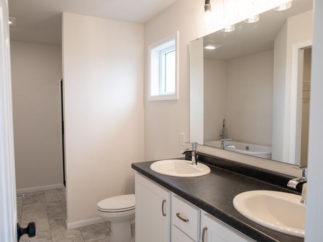 8810 Meadowlark Parkway S, Horace, ND 58047