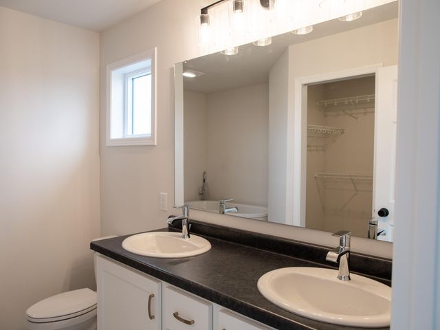 8810 Meadowlark Parkway S, Horace, ND 58047