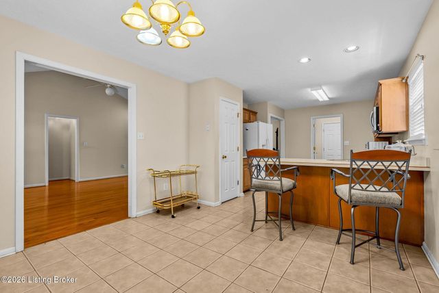 7807 Ridgehurst Pl, Louisville, KY 40299