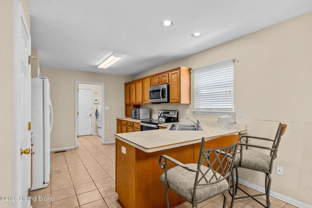 7807 Ridgehurst Pl, Louisville, KY 40299