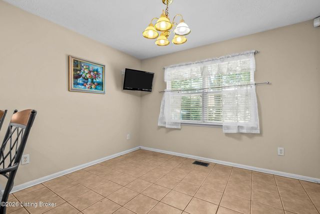 7807 Ridgehurst Pl, Louisville, KY 40299