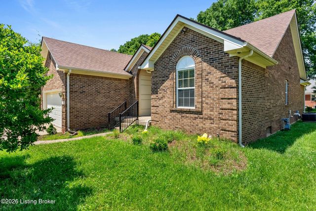 7807 Ridgehurst Pl, Louisville, KY 40299