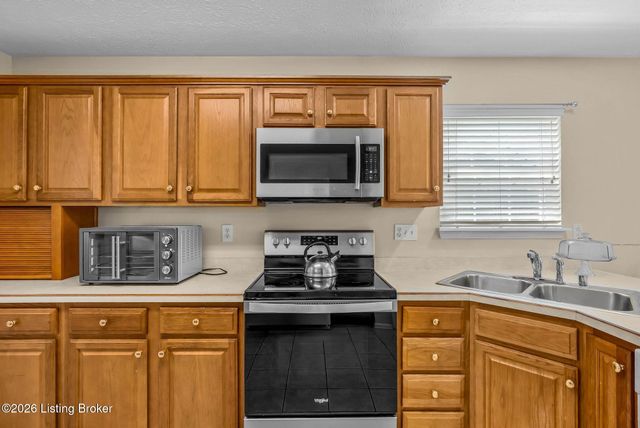 7807 Ridgehurst Pl, Louisville, KY 40299