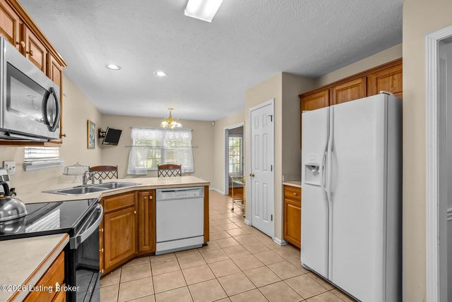7807 Ridgehurst Pl, Louisville, KY 40299