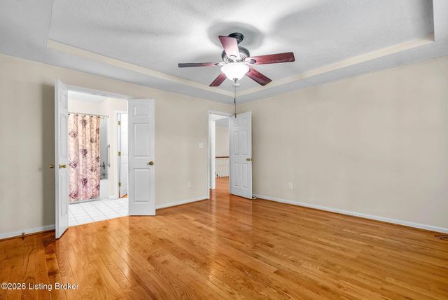 7807 Ridgehurst Pl, Louisville, KY 40299