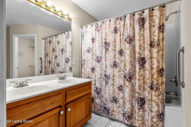 7807 Ridgehurst Pl, Louisville, KY 40299