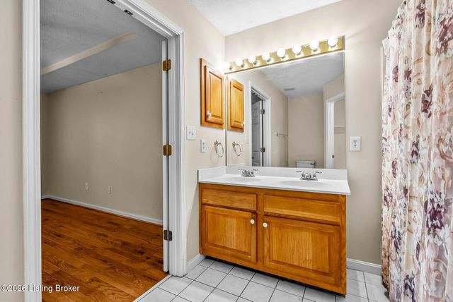 7807 Ridgehurst Pl, Louisville, KY 40299