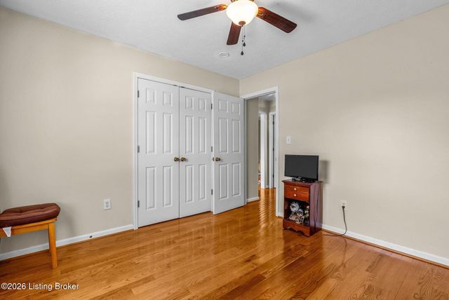 7807 Ridgehurst Pl, Louisville, KY 40299