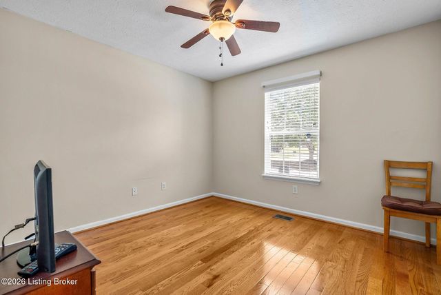 7807 Ridgehurst Pl, Louisville, KY 40299