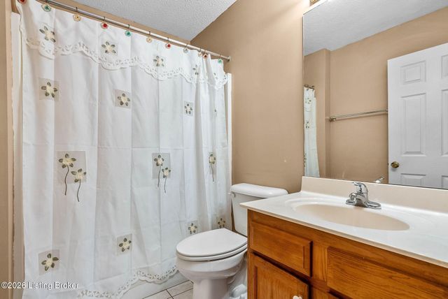 7807 Ridgehurst Pl, Louisville, KY 40299