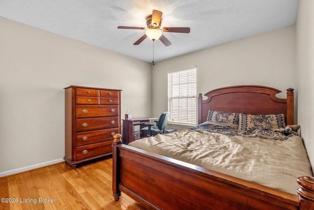 7807 Ridgehurst Pl, Louisville, KY 40299