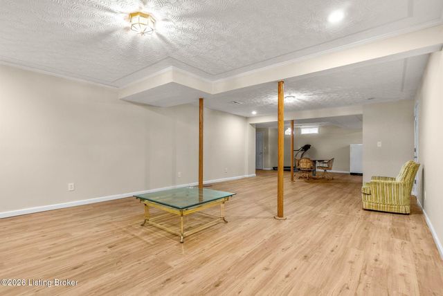 7807 Ridgehurst Pl, Louisville, KY 40299