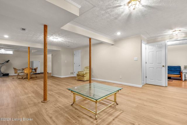 7807 Ridgehurst Pl, Louisville, KY 40299