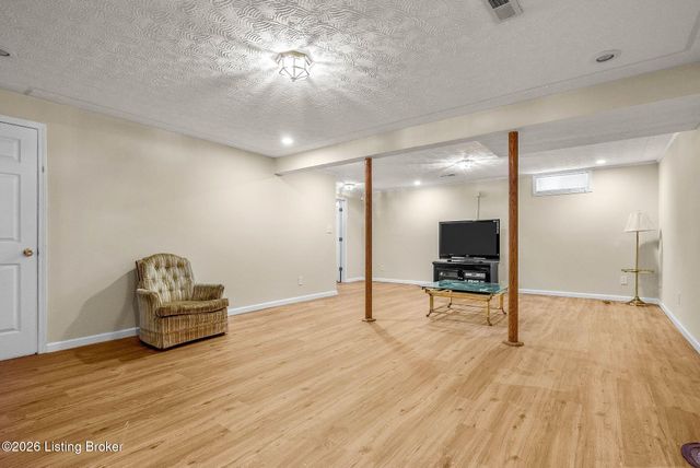 7807 Ridgehurst Pl, Louisville, KY 40299