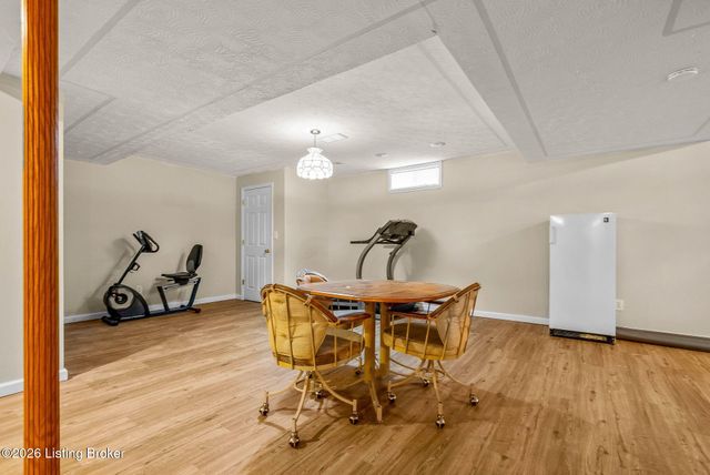 7807 Ridgehurst Pl, Louisville, KY 40299