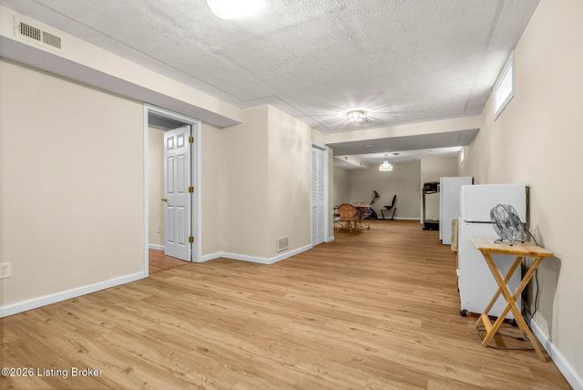 7807 Ridgehurst Pl, Louisville, KY 40299
