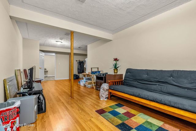 7807 Ridgehurst Pl, Louisville, KY 40299